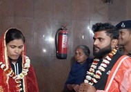 ajab gajab Police bowed to girlfriend's insistence, caught the lover and got him married in the temple.