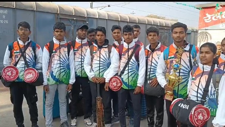 Players returned from Nepal after winning the 9th South Asian Games soft ball cricket tournament, received a warm welcome.