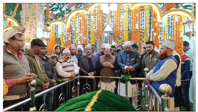 saansad dhiraj sahu ne baba ki majaar per ki chadarposhi 