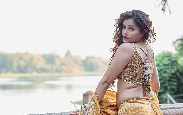 Rubina Dilaik flaunted her figure by dropping the pallu of her saree, the photo created a stir