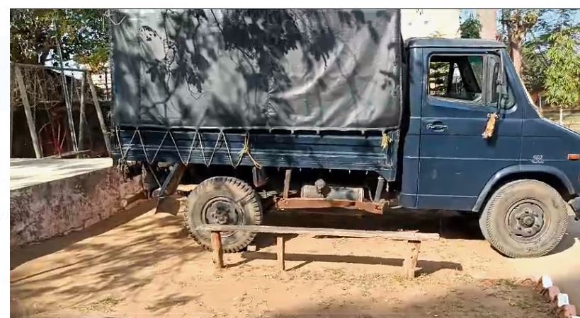 shakhsa ne chhote bhai ki kulhadi se waar kar ki hatya 