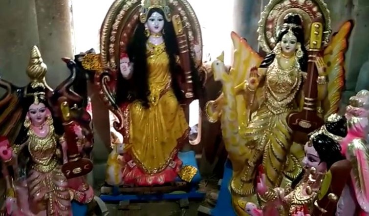 Mother's idol is being bought and taken for worship, even the sculptors are happy