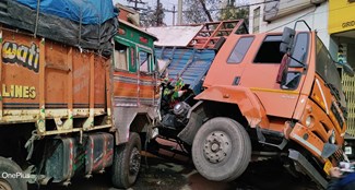 Truck collides with vehicle carrying gas cylinder in Giridih