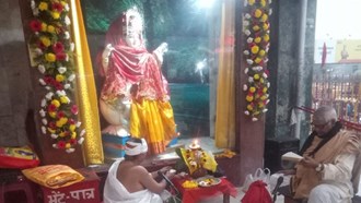  Saraswati Puja in Mahavir Temple, Patna The campus echoed with the praise of Veena-Bookkeeper, there was a lot of cheering
