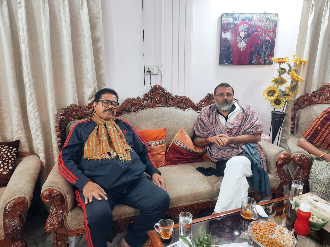 Godda MP Dr. Nishikant Dubey reached the residence of former Sarath MLA Chunna Singh, various speculations are being made in political circles.