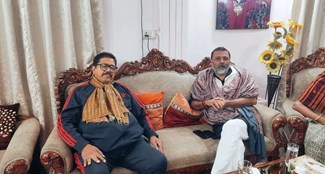 Godda MP Dr. Nishikant Dubey reached the residence of former Sarath MLA Chunna Singh, various speculations are being made in political circles.