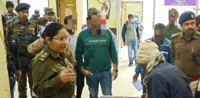 breaking Husband and wife shot after entering their house in Gaya, wife dies