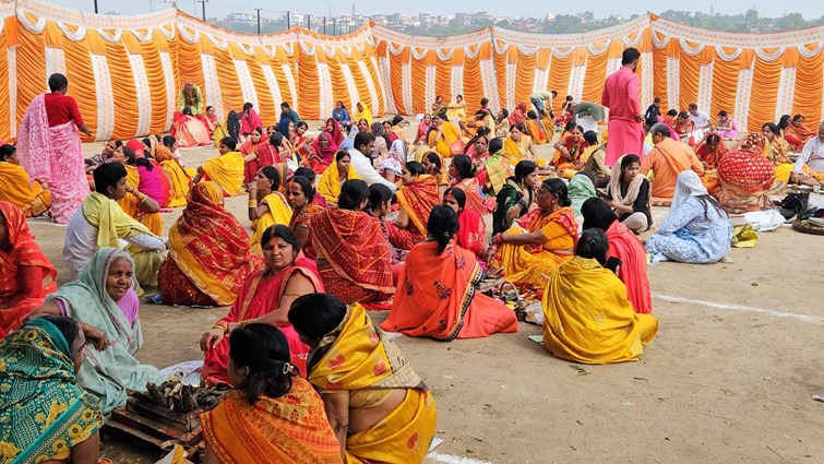 Crowd of devotees gathered in 72 Kundiya Surya Yagya organized on the banks of Antaslila Falgu river of Gaya