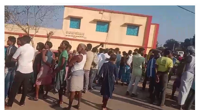 jharkhand ke sarath mai gramino ne mukhiya ko banaya bandhak 