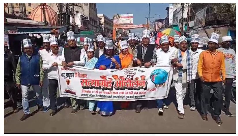 outsourcing compani ke khilaf logon ka foota gussa 