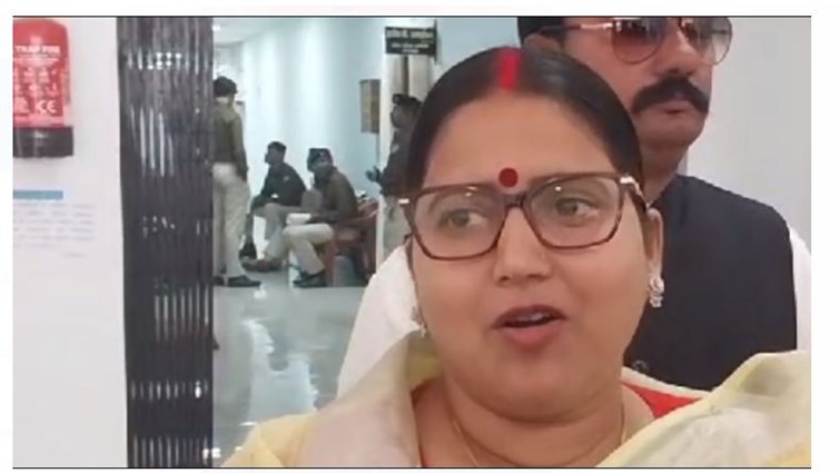 bhajpa karyasamiti sadsya ne dc ko saupa mang patra 