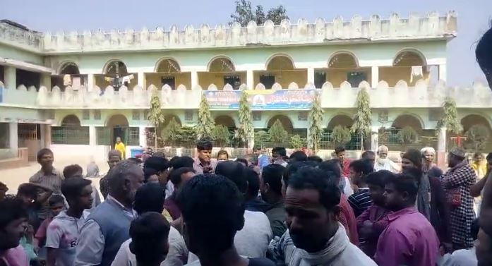  Madrasa became a den of debauchery! Maulvi made girls victims of lust, villagers created ruckus