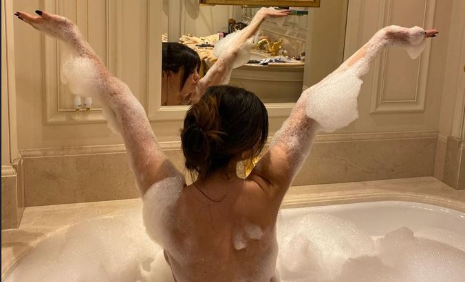  Pop singer created a sensation on the internet Topless, bold photoshoot went viral in front of the camera