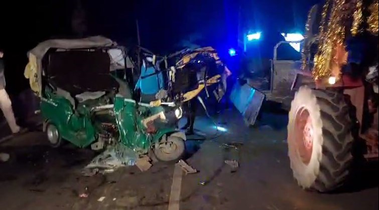 Horrific road accident in Lakhisarai Heavy collision between truck and auto, 9 people died tragically
