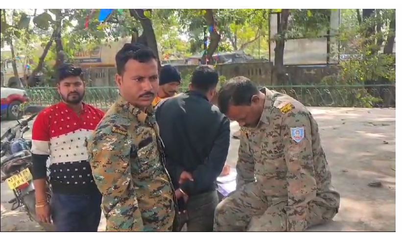 jharkhand ke bokaro mai shakhsa per hamla kar 50 hazar ki chhintai 