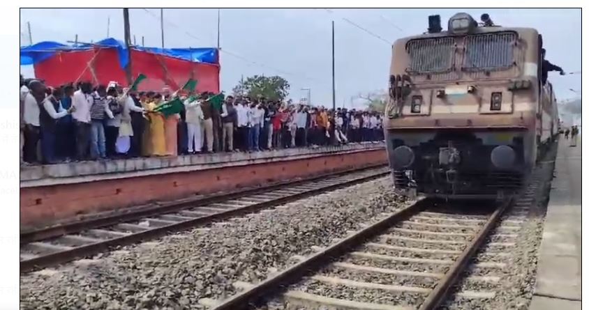 ranchi-madhupur train ka naawadih mai thahraw shuru 