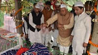 CM Nitish Kumar covered the tomb at Badi Dargah of Maner on the occasion of Urs Mubarak