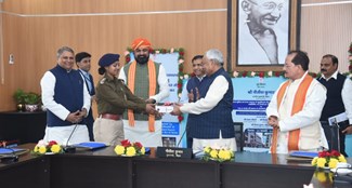 CM Nitish gifted buildings to police and prison departments and mobile phones to police personnel