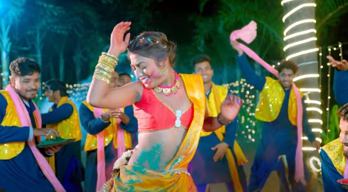  Bhojpuri singer gets crazy about Holi Had a lot of fun with sister-in-law, Rakesh Mishra's new song goes viral