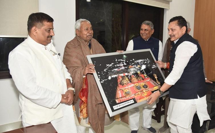 JDU leader Chhotu Singh met CM Nitish, presented prasad and statue of Maa Vaishno Devi