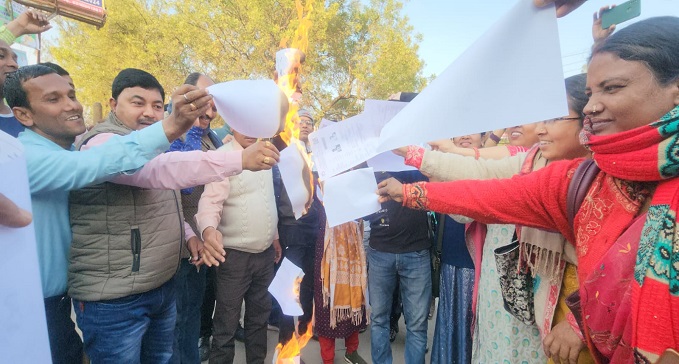  Employed teachers protested against the competency test
