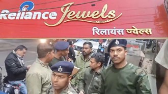 Fearless criminals looted Rs 8 to 10 crore from jewelery shop in Samastipur