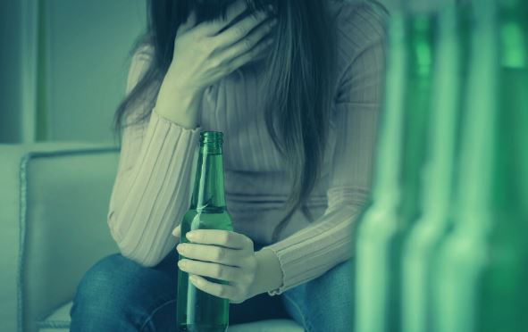 sharab ke nashe me gramin bank assistant manager arest, bangal ki dancer bhi pakdi gyi 