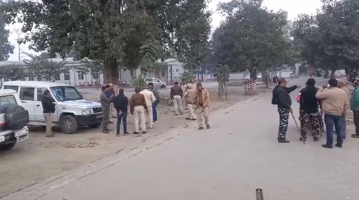 gopalganj me police team par hamla, inspector, aur sub inspector ghayal 