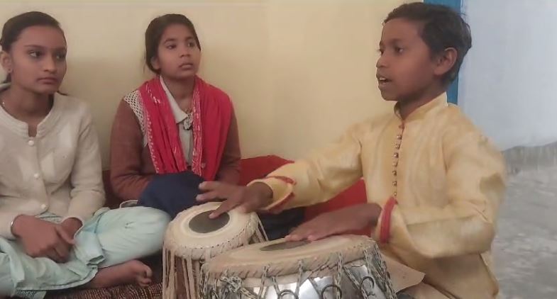 table ki dhun par roj school aane ki anokhi apeal, nanhe shashwat ne kiya shiksha vibhag ka gungan 