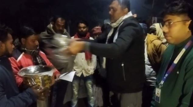 begusarai me bheeshan agnikand, co ne pidit parijnon ko saunpa 16 lakh ka check 