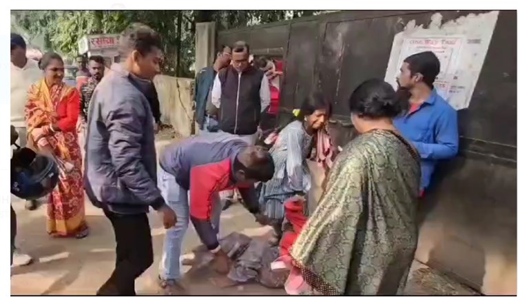 court mai shadi karne pahunche premi yougal per hamla