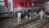 A sudden fire broke out in Ananya Express, then there was chaos among the passengers.