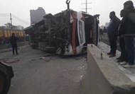 BREAKINGThe bus going from Patna to Motihari overturned near Gandhi Setu