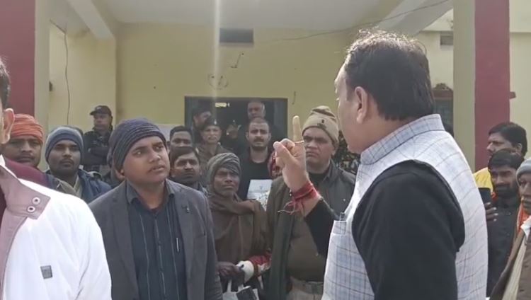 rakesh sinha ne begusarai sdo ki lagai class, kaha nikamme aur bhrasht adhikari ho tum 