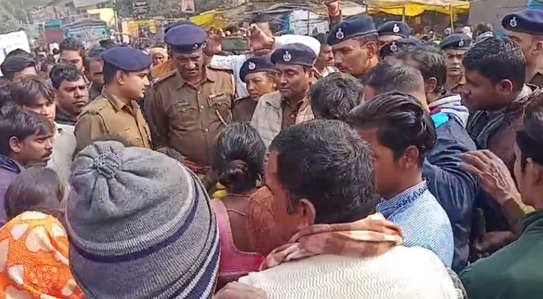 patna me mahadalit bachchiyon se rape, aakroshit logo ne kiya sadak jam, thanadhyaksh ko hatane ki kar rhe mang 