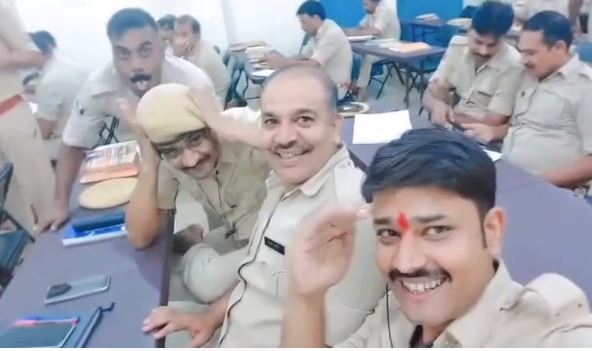 bhojpuri dhun par jhumi bihar police, wardi par chadha reels video ki khumari, begusarai me video viral  