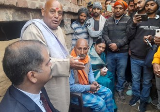 IPS Vikas Vaibhav met the family members of martyr Chandan.