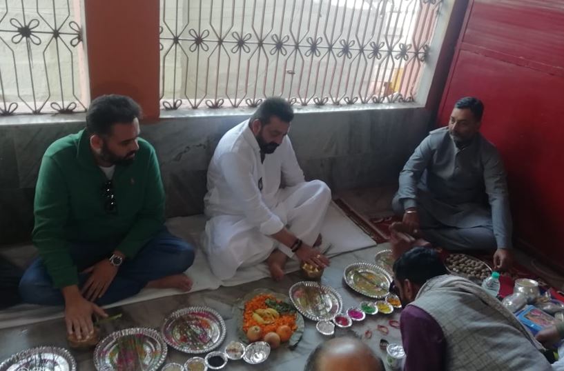 bollywood actor sanjay datt pahuche moksh nagri gaya, pitron ke liye kiya pinddan  