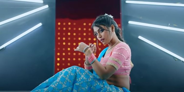 bhojpuri singer mahi srivastva ne new song se udaya garda, dilli se ticket leke gana internet par macha rha dhamal  