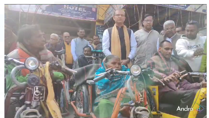 sansad jayant ne garibon ke beech banta cycle aur kambal 