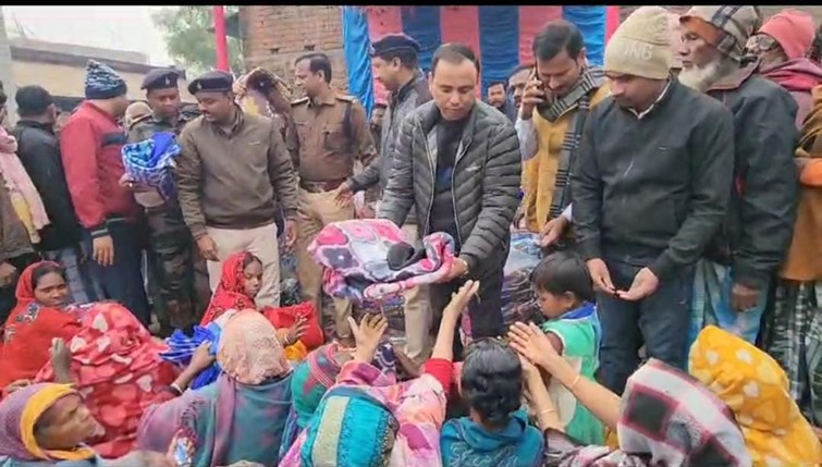 Blanket distributed among a thousand poor and helpless