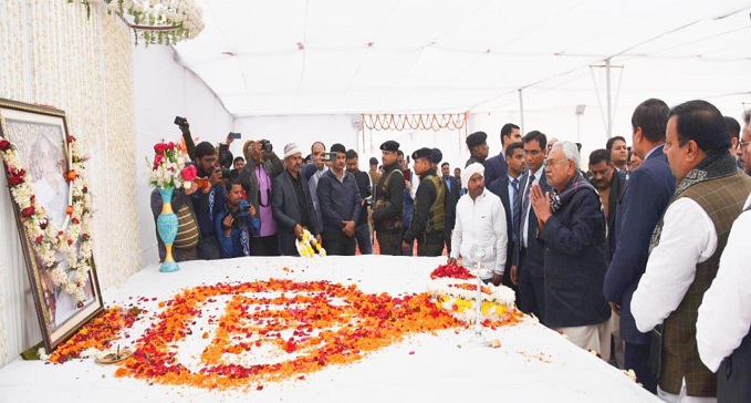 CM Nitish Kumar Tribute paid to JDU leader Neeraj Kumar's mother