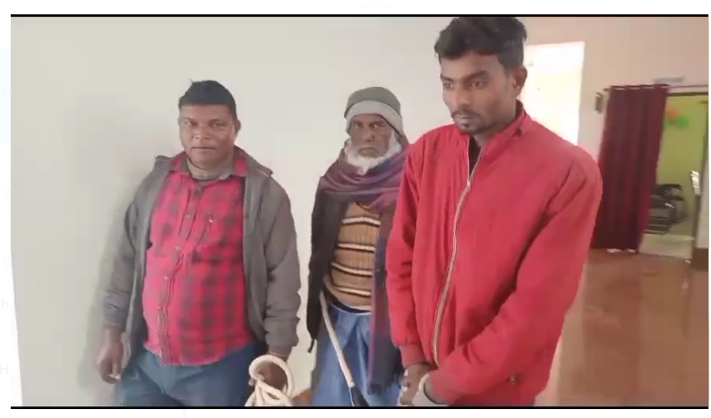 aaropi ko girafataar karne pahunchi police team per hamla 