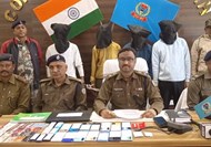 Giridih police arrested 4 cyber criminals, also recovered 21 mobiles and motorcycles.