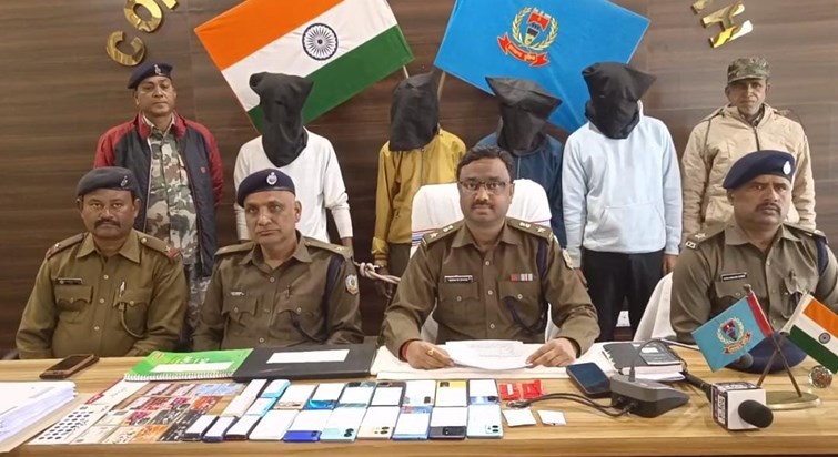 Giridih police arrested 4 cyber criminals, also recovered 21 mobiles and motorcycles.