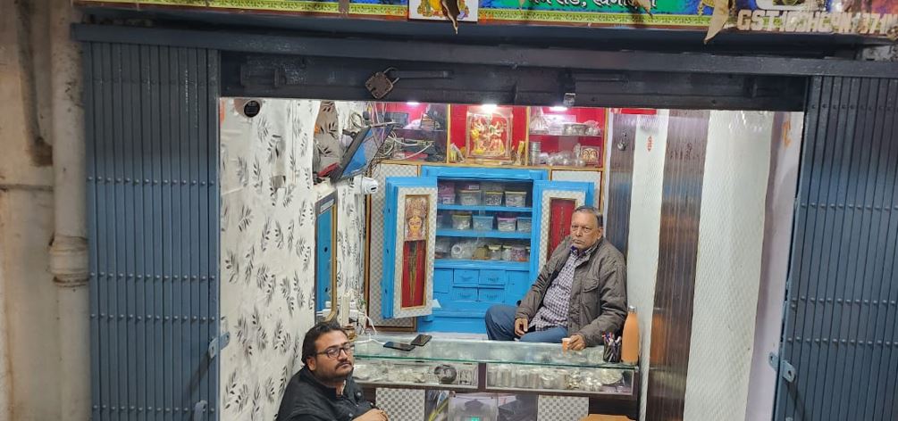  Robbery in jewelery shop in broad daylight Sensation created in the area, miscreants made shopkeeper unconscious by beating him