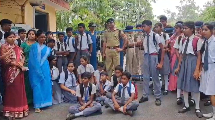 Students and parents agitation in Bokaro.