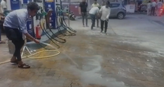  Major accident averted at petrol pump, bike caught fire while taking petrol.