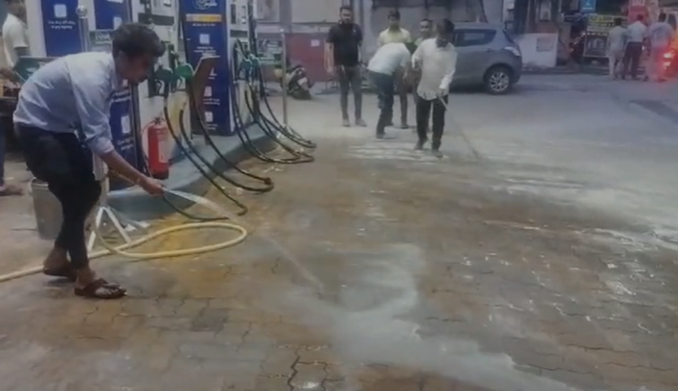  Major accident averted at petrol pump, bike caught fire while taking petrol.