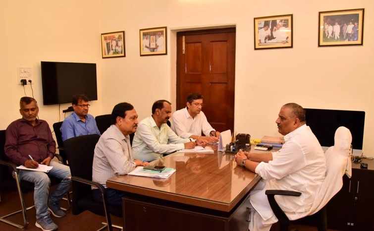  Water Resources Minister Sanjay Jha held a meeting with the central team that reached Patna to find a permanent solution to the floods in North Bihar